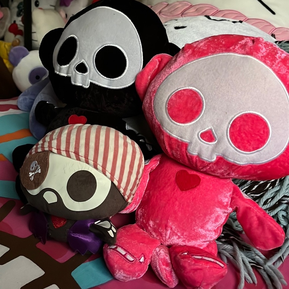 ISO anything Skelanimals related